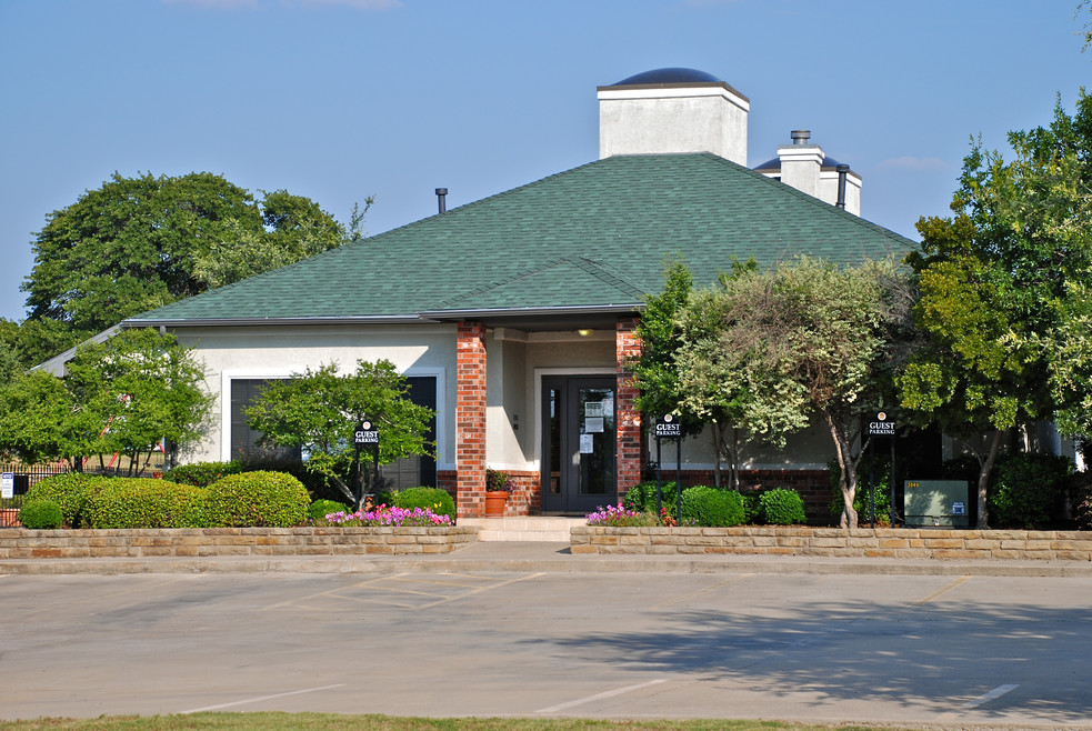 Fox Hollow Apartments 